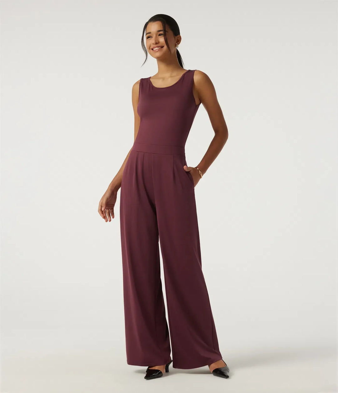 Asymmetrisk damjumpsuit med vida ben och eleganta detaljer bakifrån
