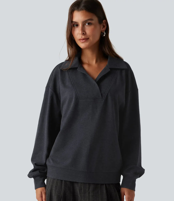 Avslappnad dam sweatshirt med V-ringning för en moderiktig stil