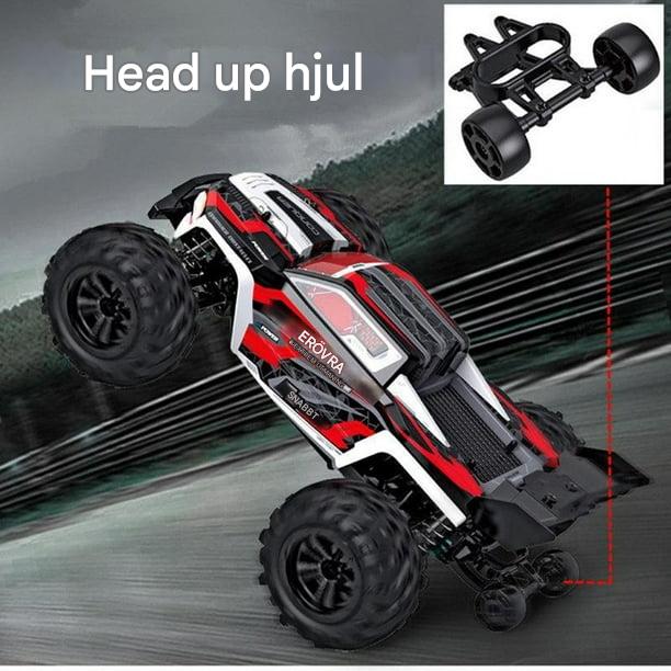 Offroad RC-bil som kör över hinder och grus utomhus