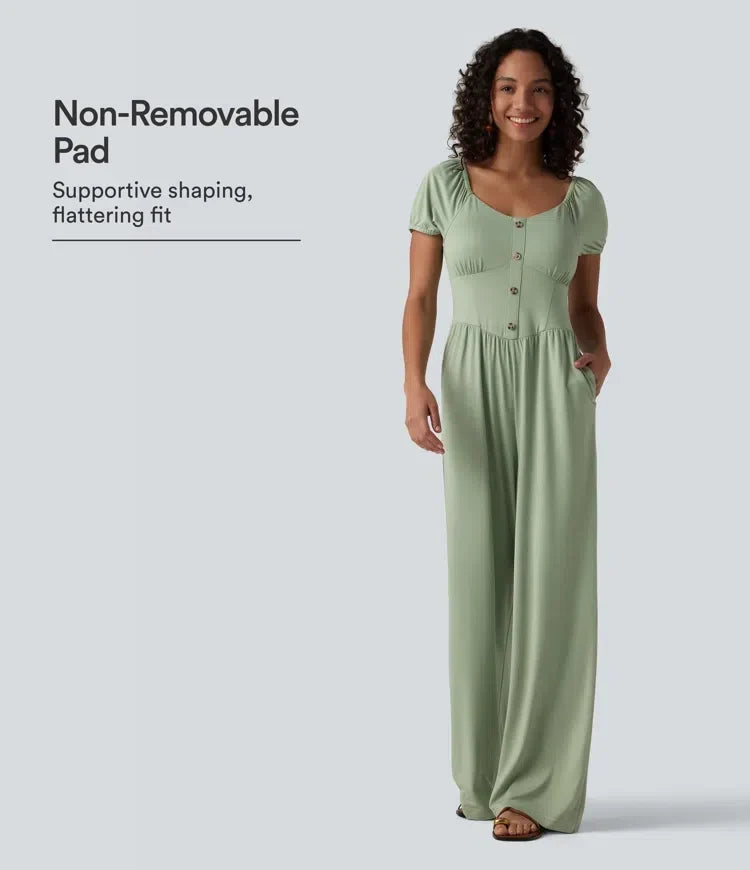 Framifrån av dam jumpsuit i grön färg med puffärm och inbyggd vaddering