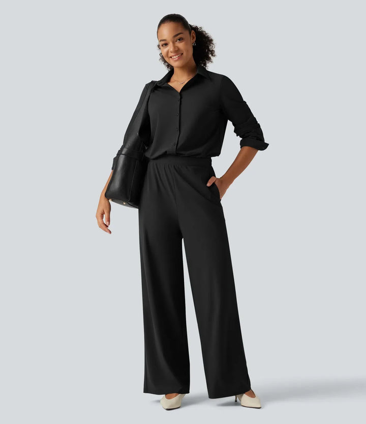 Modell i bekväm och modern arbetsjumpsuit med praktiska sidofickor