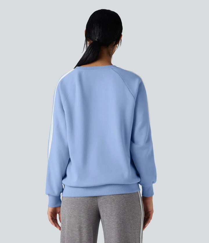 Baksidesvy av den ljusblå sweatshirt med rund hals och långa ärmar