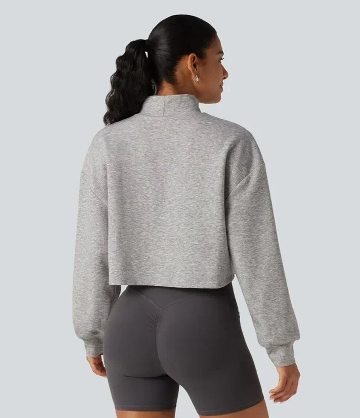 Baksidesvy av kvinna i grå långärmad sweatshirt och tights