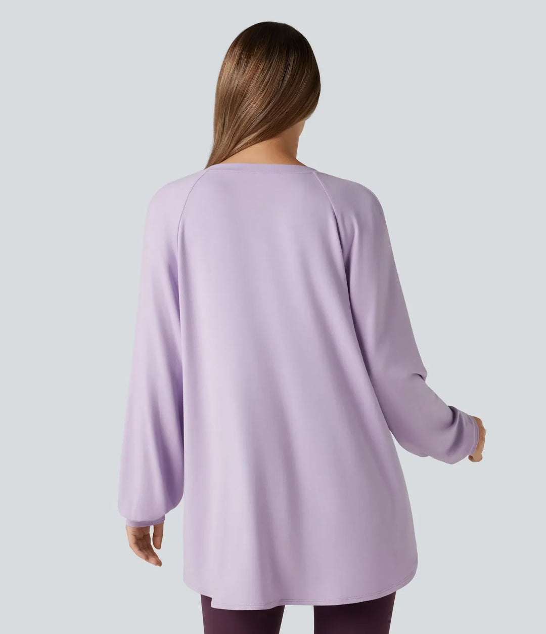 Damkläder - Baksida av lila långärmad sweatshirt med hög-låg fåll