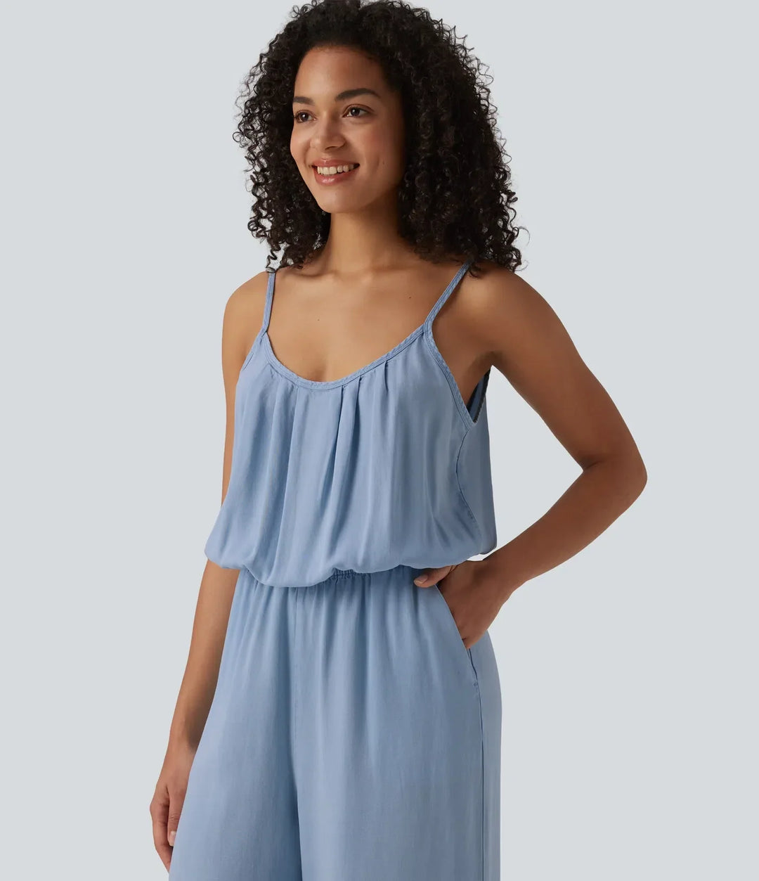 Elegant damjumpsuit i blått med ledig passform och fickor