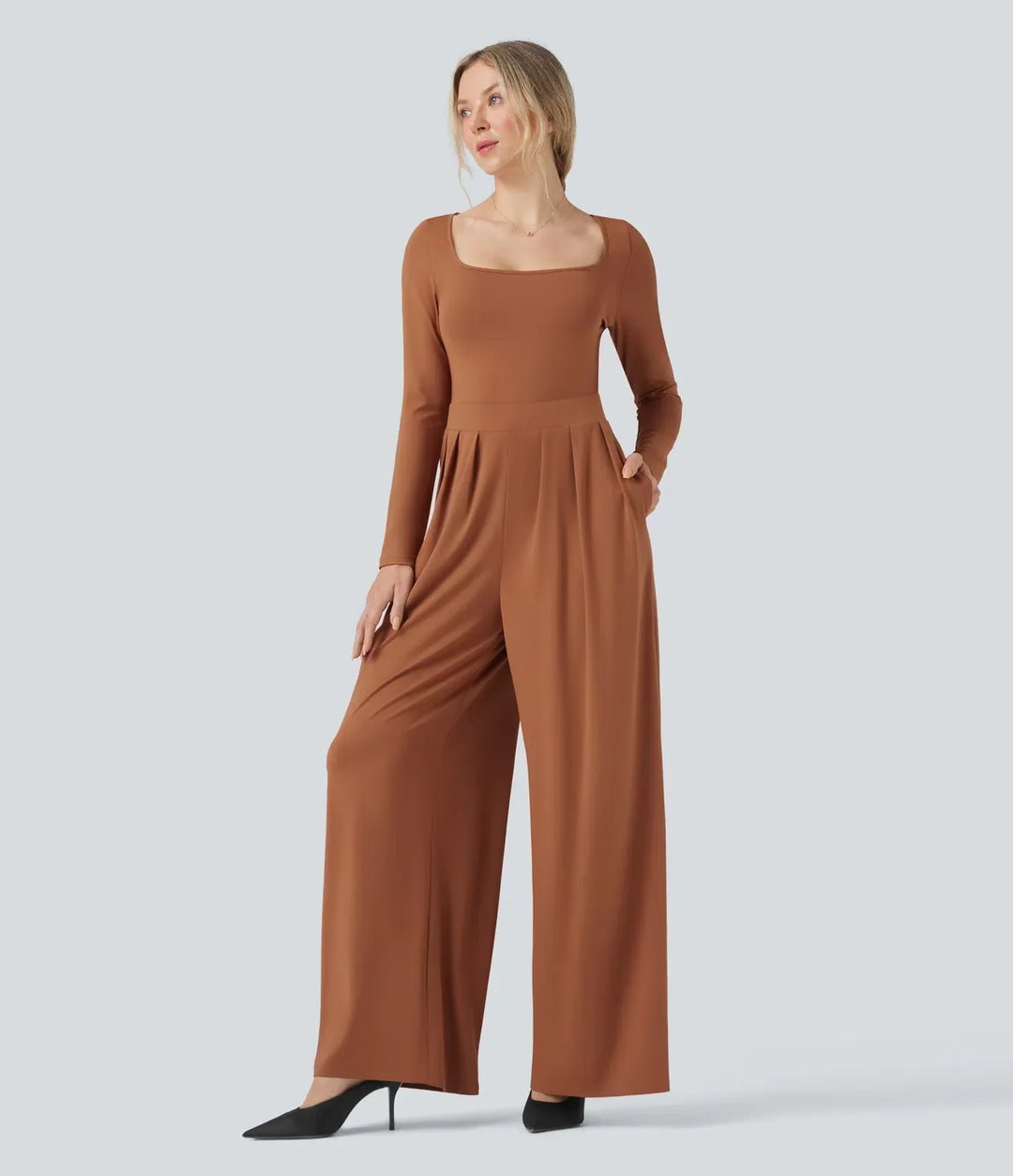 Svart långärmad jumpsuit med u-ringning och vida ben bakifrån