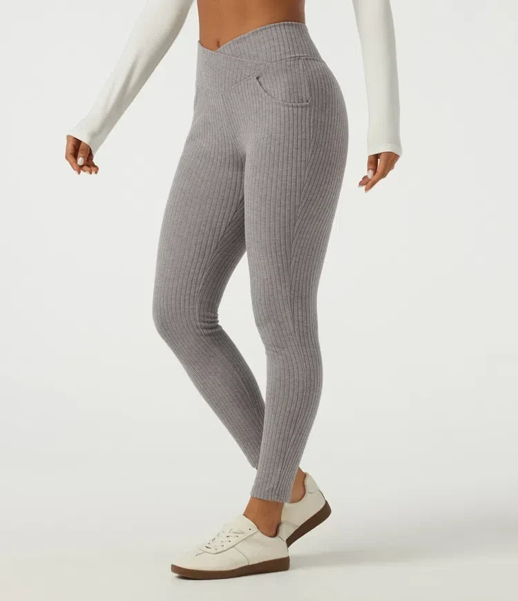 Grå ribbstickade damleggings med crossover-midja och sidofickor framifrån