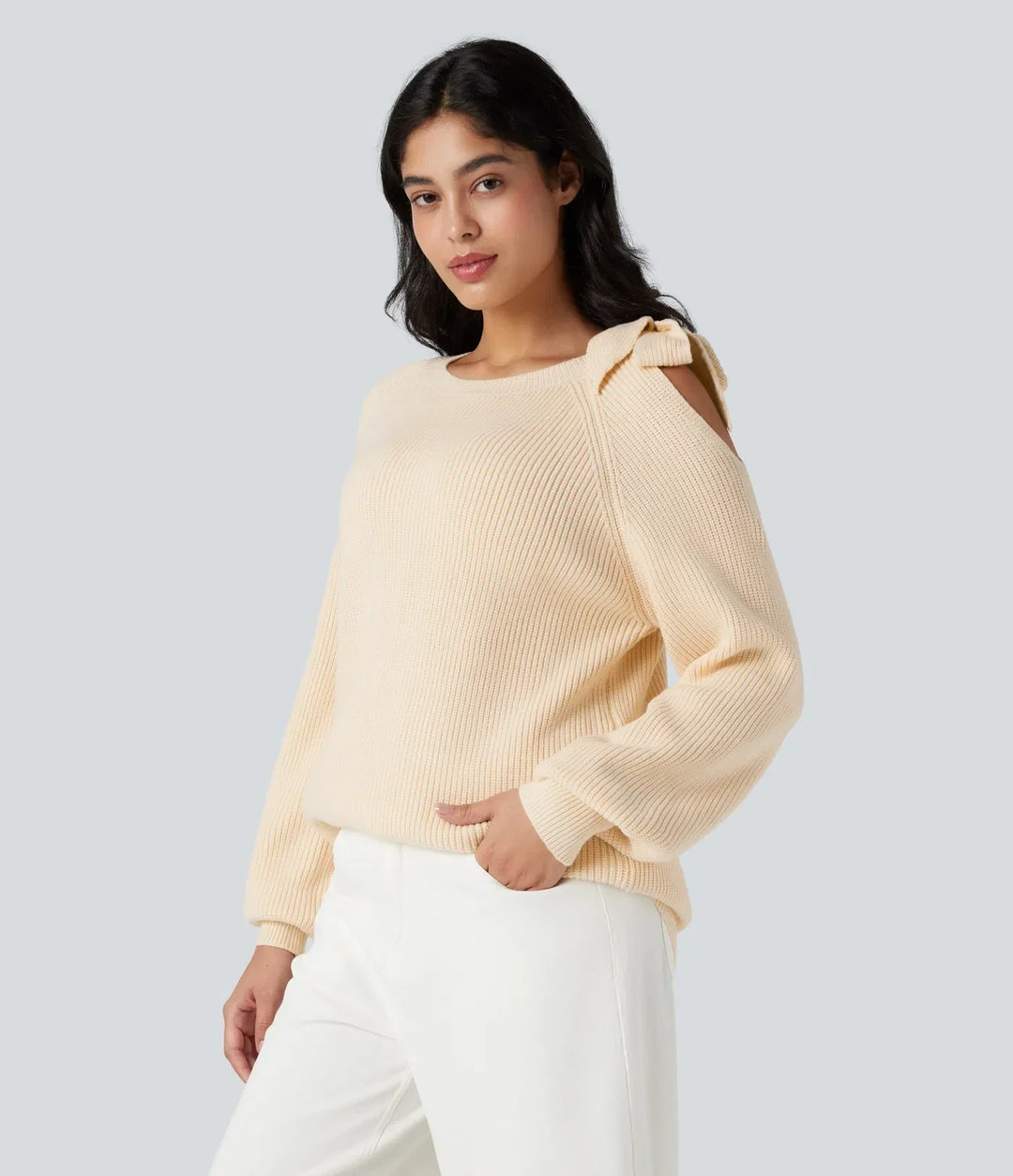 Damkläder - Närmast foto på stickad tröja i beige med axelknytning och lång ärm