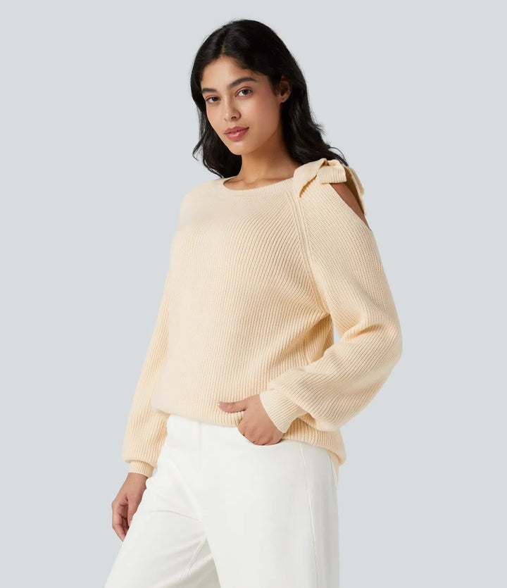 Damkläder - Närmast foto på stickad tröja i beige med axelknytning och lång ärm