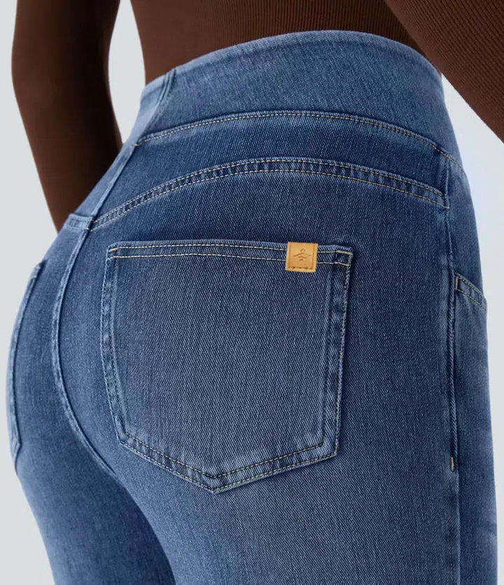 Textiletikett och tvättråd på insidan av bootcut jeans