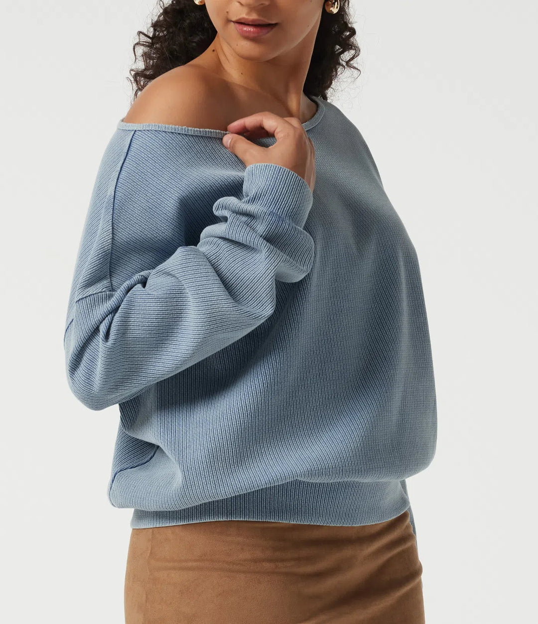 Vardaglig långärmad damtröja i blått med elegant båtringad design