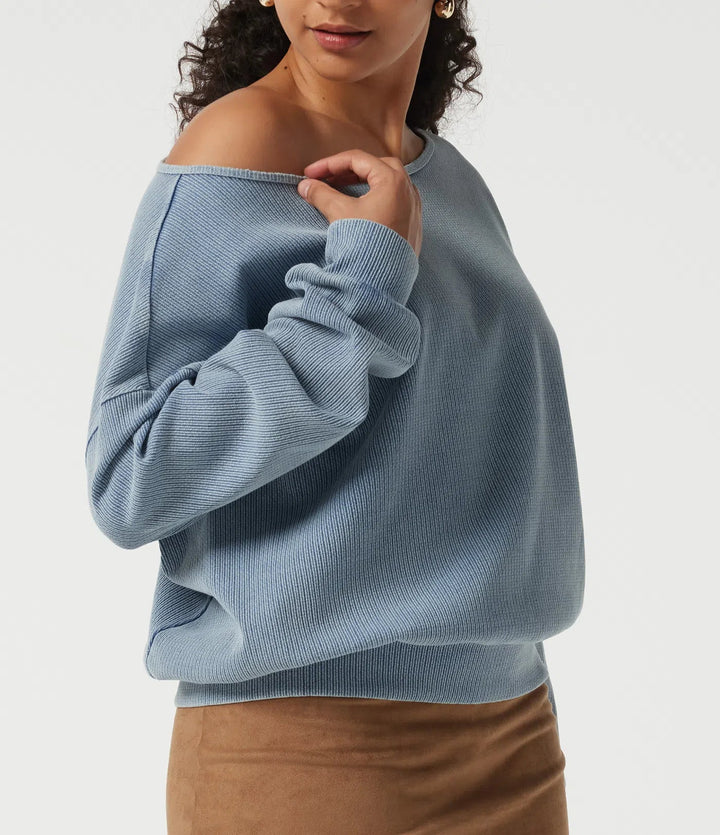 Vardaglig långärmad damtröja i blått med elegant båtringad design