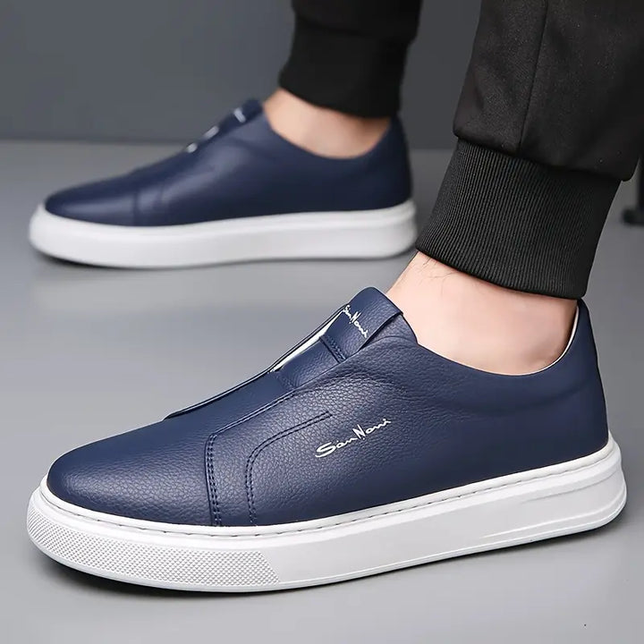 Framifrån på vita herr sneakers med flexibel sula
