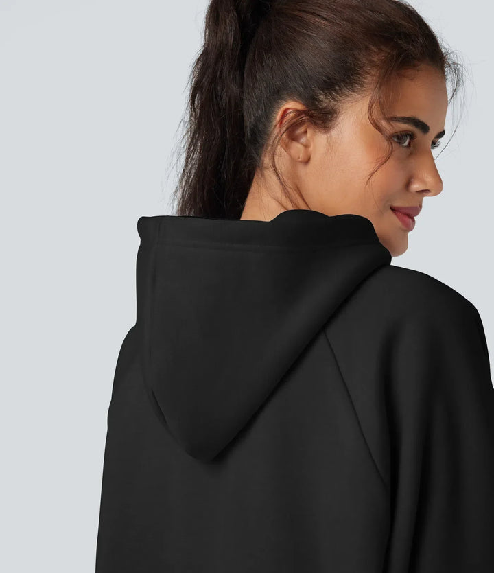 Mjuk dam hoodie i oversize modell med praktisk känguruficka och luva