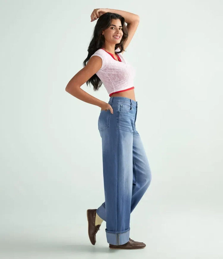 Modell som visar damjeans med vida ben och upprullad fåll