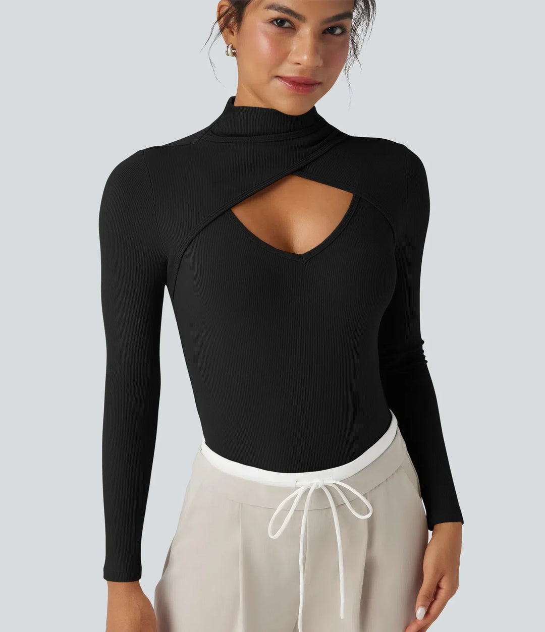 Klassisk svart bodysuit med långa ärmar och sexiga detaljer