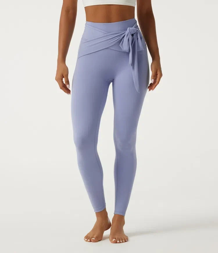 Helhetsbild framifrån av yogaleggings med dekorativ knytning i midjan