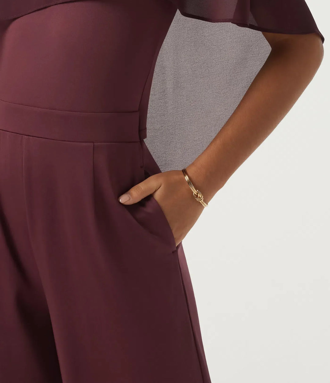 Detaljbild på fickan på den eleganta asymmetriska jumpsuiten för dam
