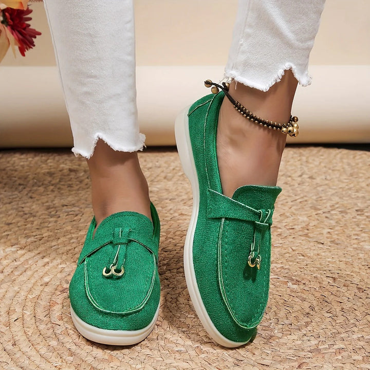 Detaljbild av svarta sköna damloafers i klassisk stil