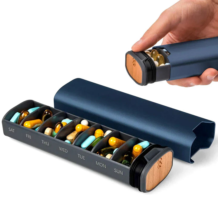 Mörkblå 7-dagars pillerbox i aluminium och trä med synliga fack