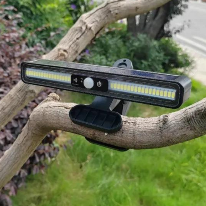 solcellsdriven trädgårdslampa fäst på en trädgren