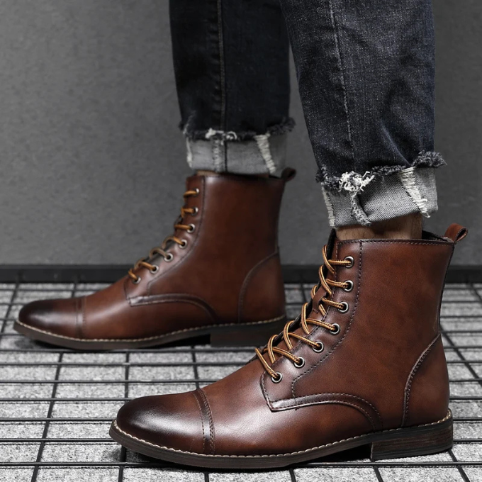 Sula och häl på eleganta herrboots i läder