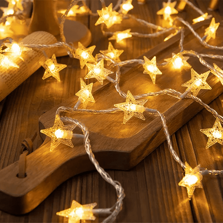 Stämningsfull julbelysning med ljusslinga uppsatt på vägg