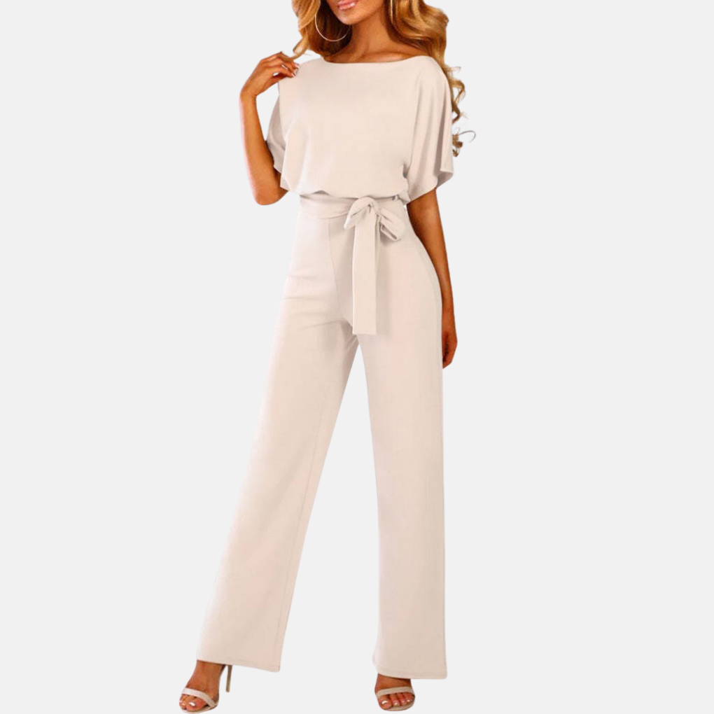 Modell som visar den svarta eleganta jumpsuiten med vida ben i helfigur