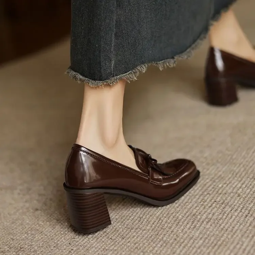 Trendiga damloafers i brunt läder med klassisk design och låg klack