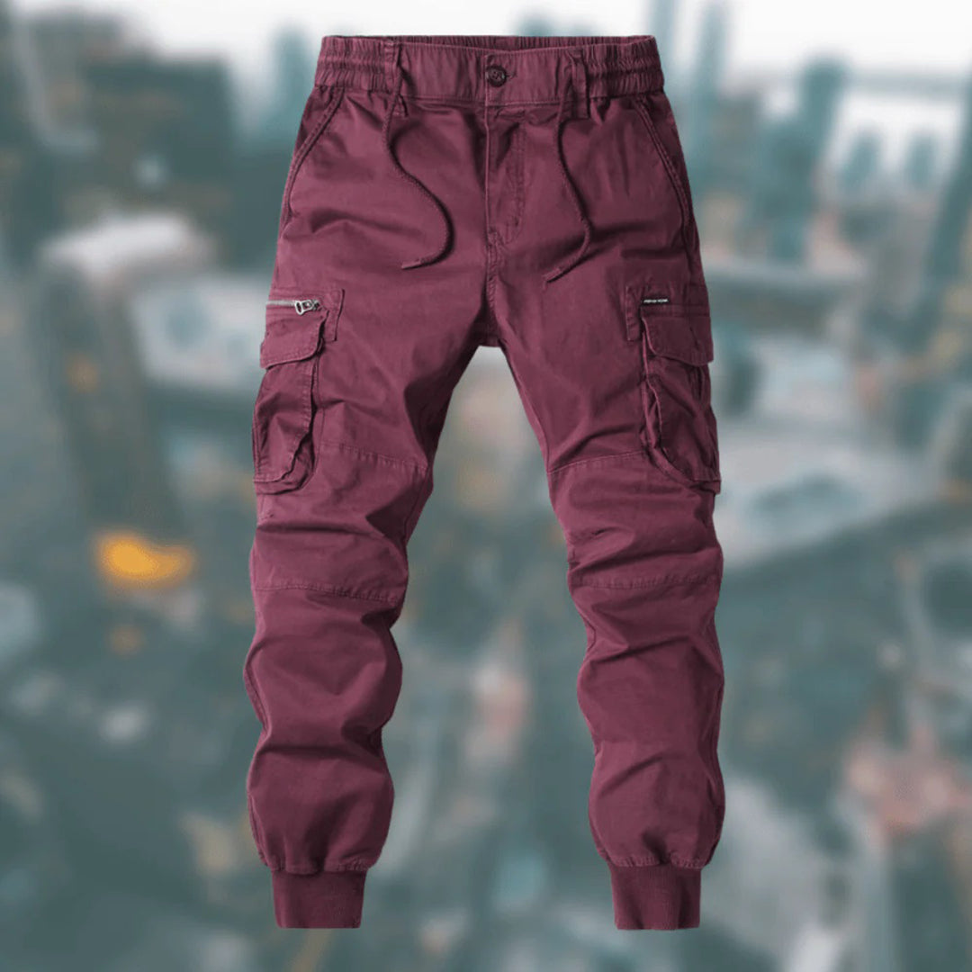 Närbild på tyget och sömmarna i dessa trendiga höstbyxor för män inom herrmode.