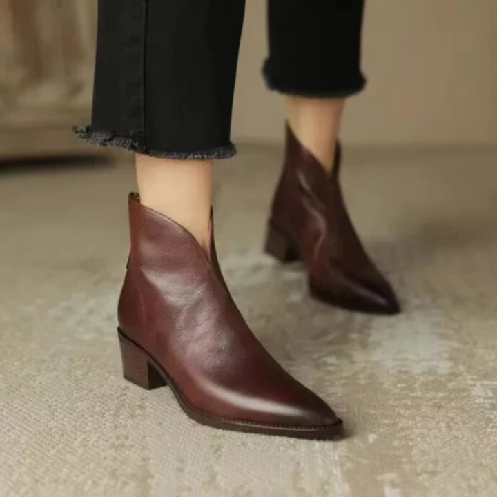 Elegant brun damstövlett med snygg sula och klack