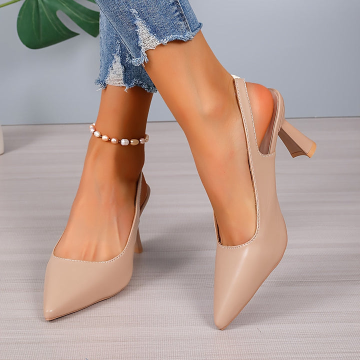 Svart slingback pump med spetsig tå och elegant klack för dam