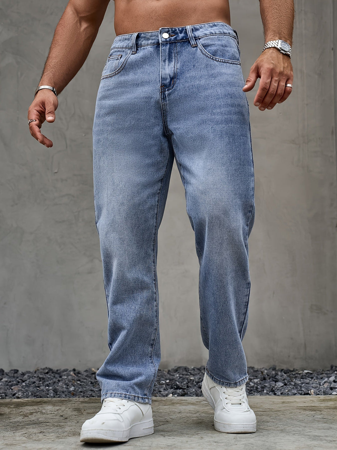 Baksida av bekväma vardagsbyxor i denim med klassisk design