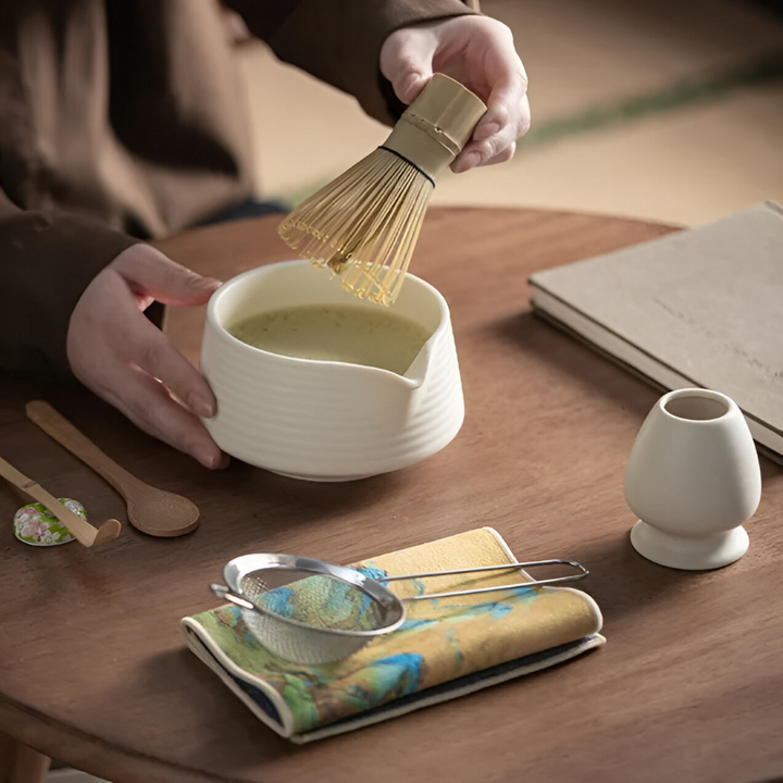 Komplett matcha-set för teceremoni, inklusive matchaskål, bambuvisp & sil. Perfekt för teälskare.