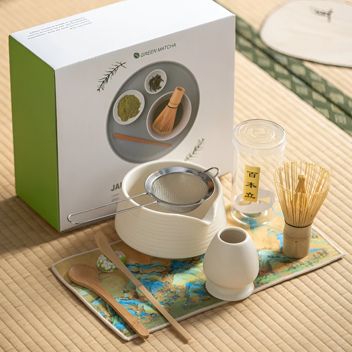Elegant matcha-set för traditionell teberedning, med porslinsskål, bambuvisp och vispställ.