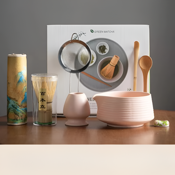 Detaljbild på bambuvisp (chasen) från ett premium matcha-set, redo för perfekt skummig matcha.