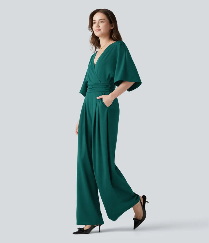 Profilbild av modell i grön baggy jumpsuit med praktiska fickor