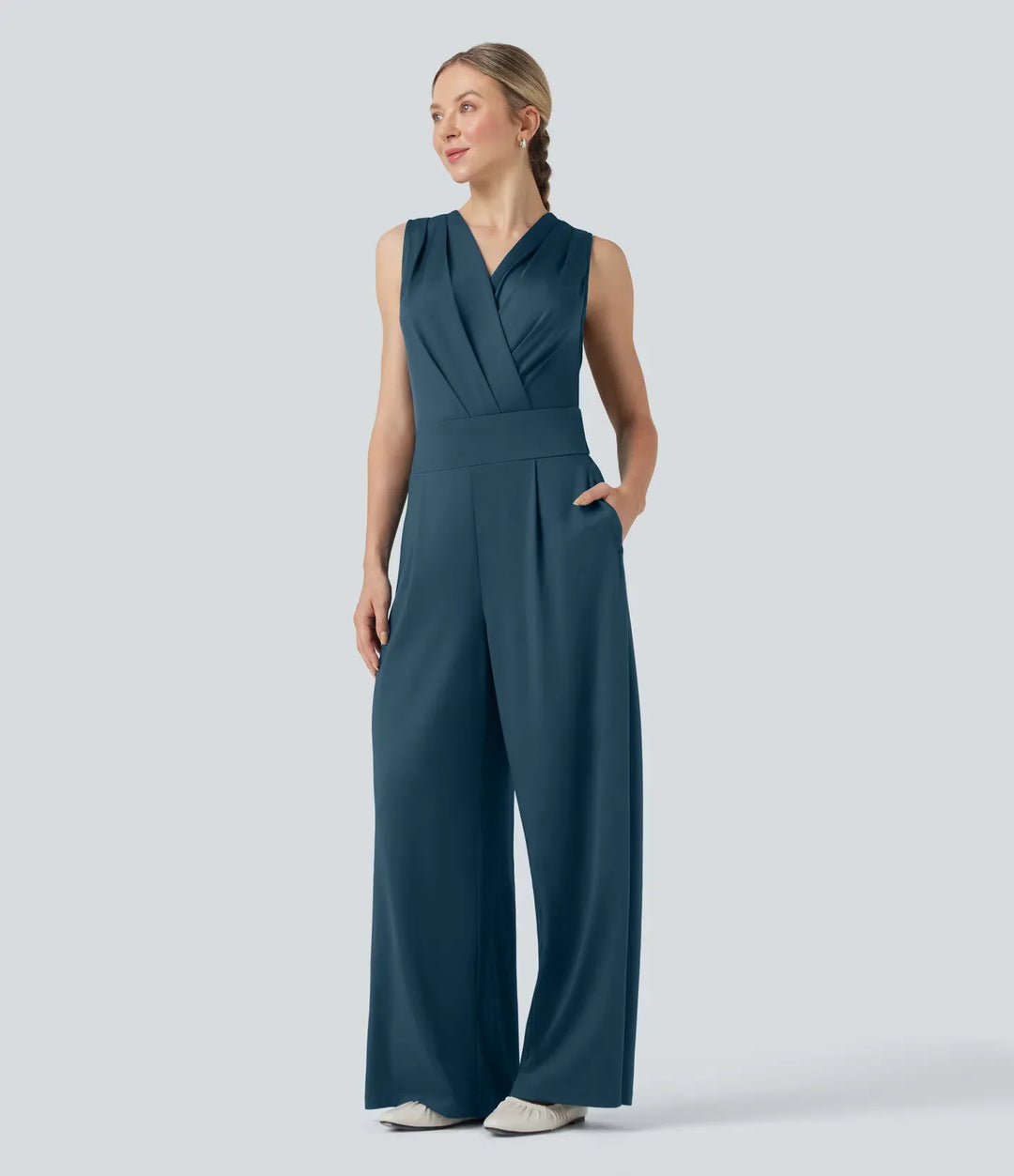 Helhetsbild på modell som bär blå vardagsjumpsuit med fickor