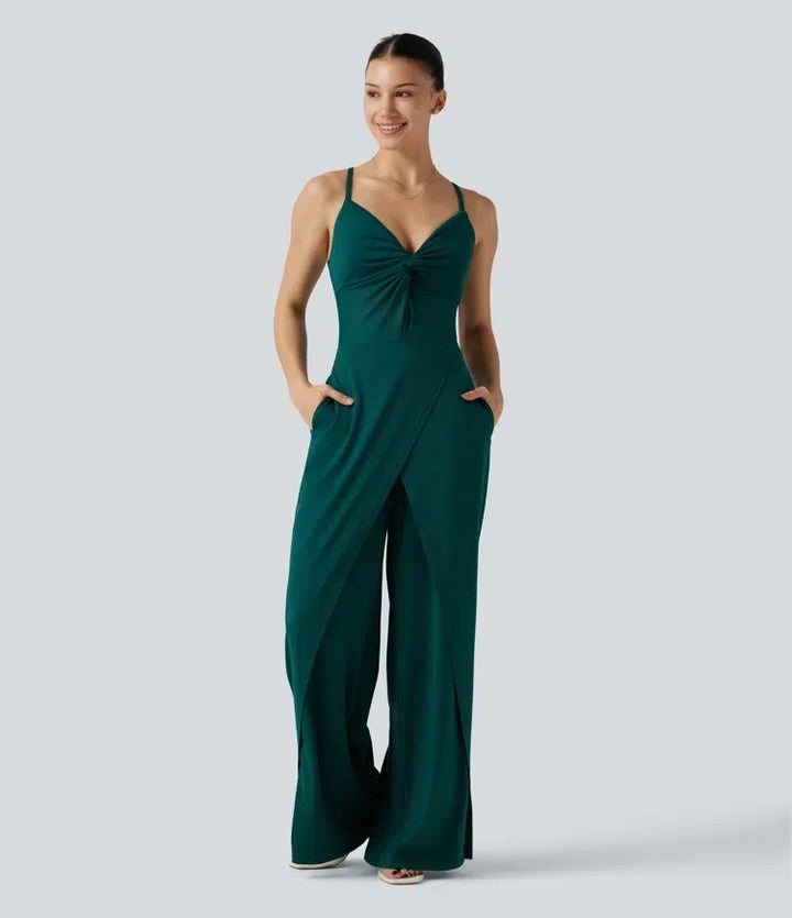 Kvinna som bär en grön omlott-jumpsuit med vida ben framifrån
