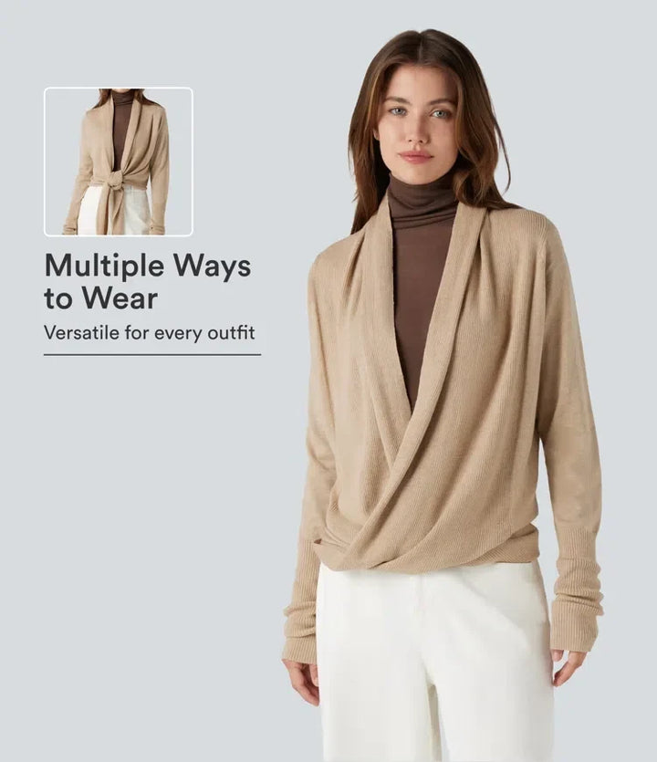 Kvinna i beige omlottcardigan som visar flera sätt att bära den
