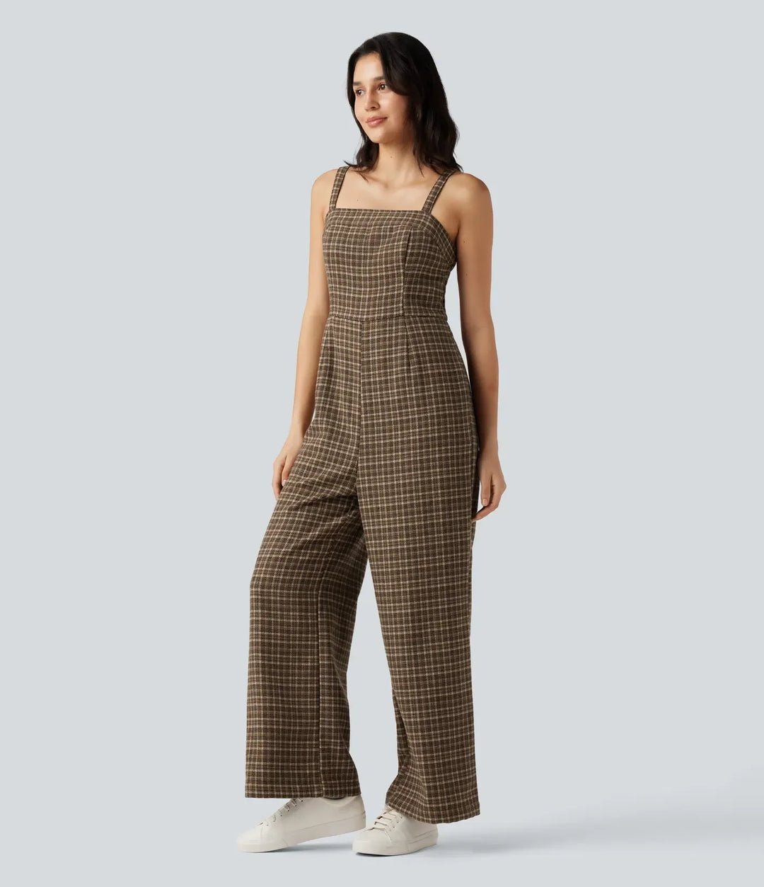 Rutig damjumpsuit med praktiska sidofickor visad i helfigur