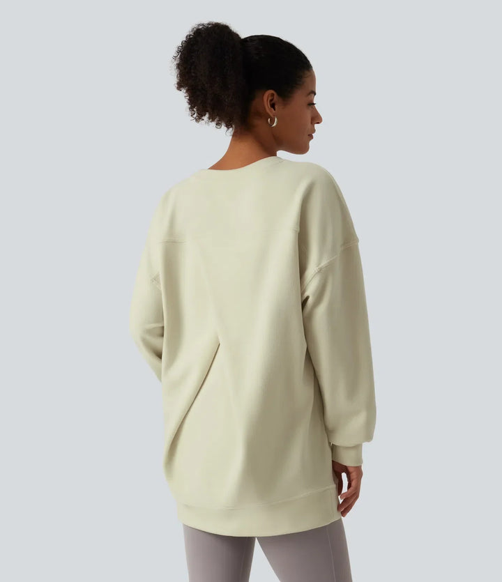 Grå dam sweatshirt i fleece med korsad ryggdetalj, sed bakifrån
