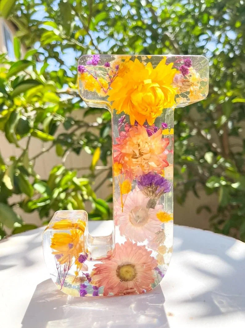Unik led-lampa i harts med blommotiv som sprider ett mjukt sken i rummet