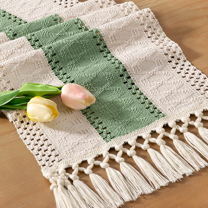 Detaljbild av vackra hantverkstofsar på en beige boho bordslöpare