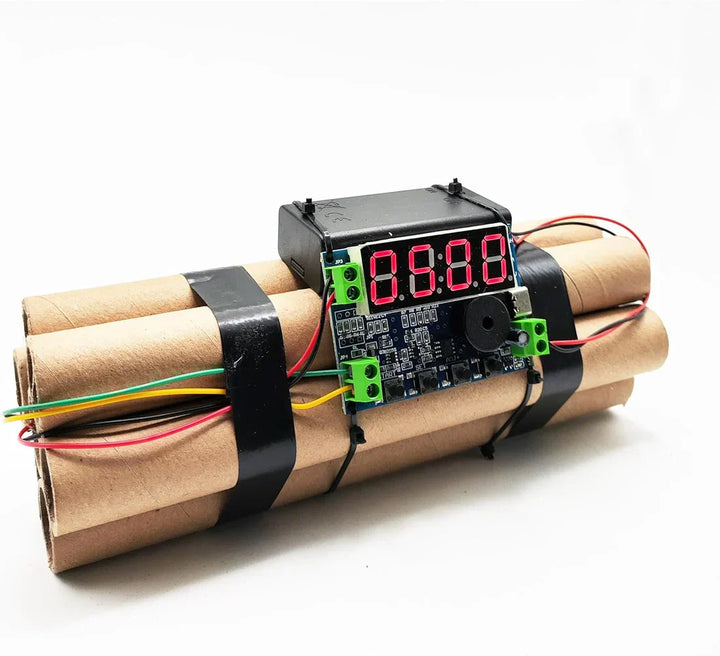 BlastTime dynamitformad nyhetsklocka med digital display och kablar