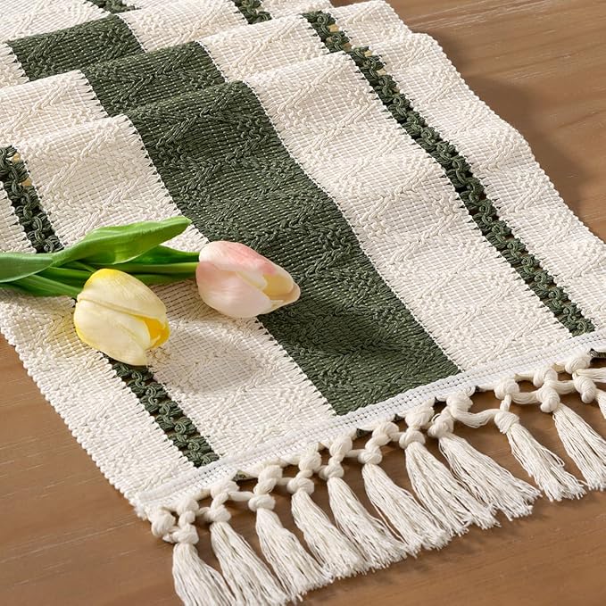 Texturerad makramé för bordet som lyfter dukningen med boho-estetik