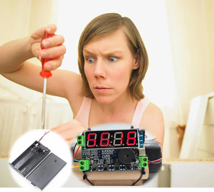 Elektronisk pryl väckarklocka med dynamitdesign stående på bord