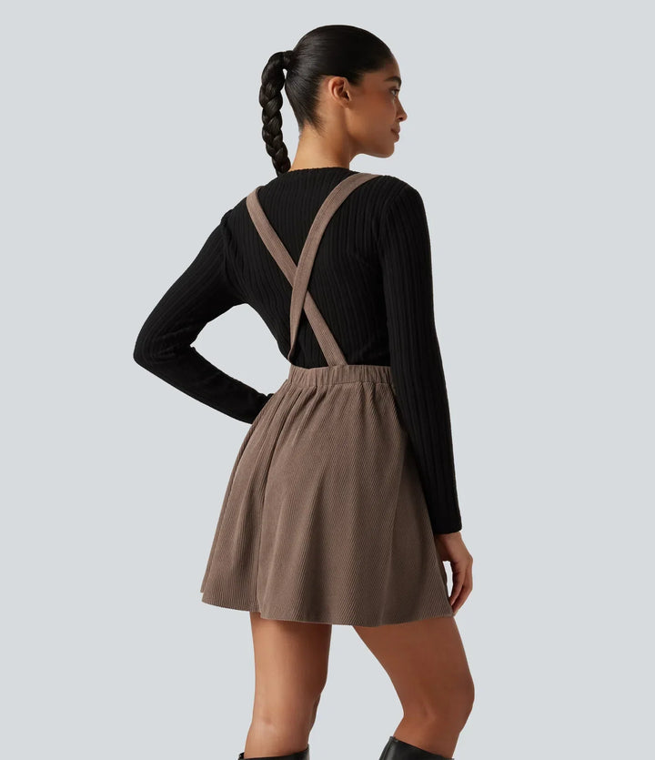 Kort damklänning med hängslen för enkla outfits