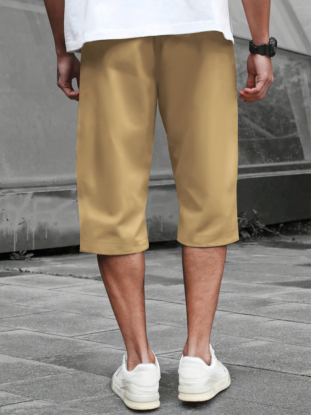 Närbild på tyg och dragsko i grå herrshorts