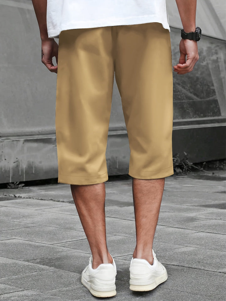 Närbild på tyg och dragsko i grå herrshorts
